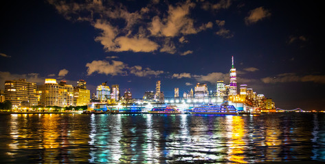 Fototapete - New York City skyline towards lower Manhattan Financial District at night with lights