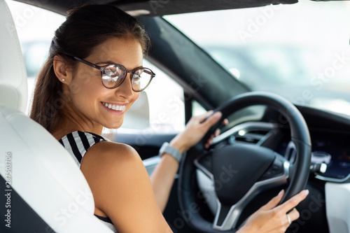 Cuadros en Lienzo Businesswoman feeling excited in the morning while driving to work