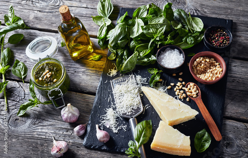 Fotografía classic Basil pesto sauce and main ingredients
