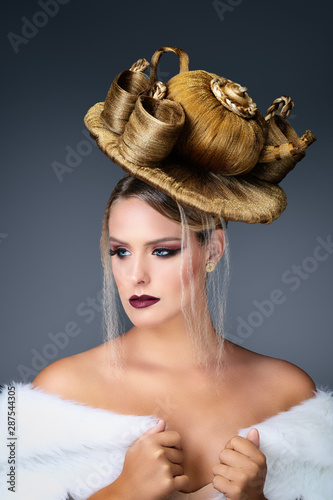 Fotografía Portrait of a young blonde woman wearing a avant garde hairstyle