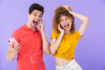 Poster - Portrait of happy caucasian people man and woman listening to music together with cellphone and earphones