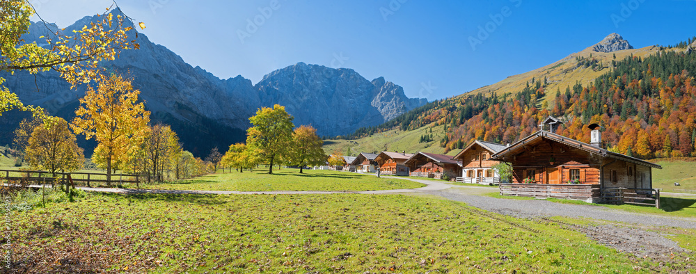goldener Oktober im Almdorf Eng, Karwendelgebirge, mit herbstlichen Ahornbäumen - obrazy, fototapety, plakaty 