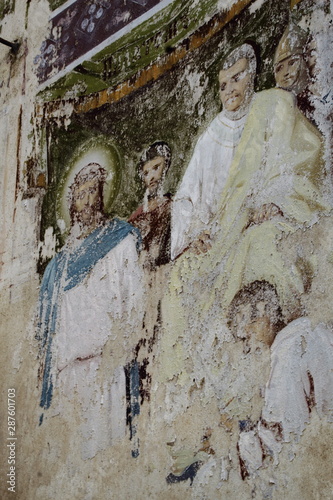 Fotomural Old fresco depicting Jesus Christ and Pontius Pilate on wall of destroyed Christian Orthodox Church of Nicholas Wonderworker