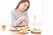 © miya227 - 食事をする女性