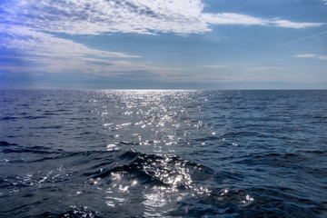 Mer à perte de vue avec les reflets du soleil au lever du jour - navigation en pleine mer