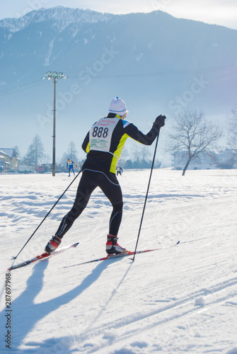 Dekoracja na wymiar  odosobniony-sportowiec-podczas-amatorskiego-wyscigu-narciarstwa-biegowego-w-sloneczny-dzien
