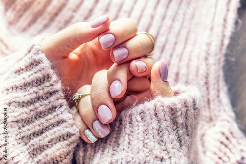 Fotomural Art nail manicure for bride in purple sweater