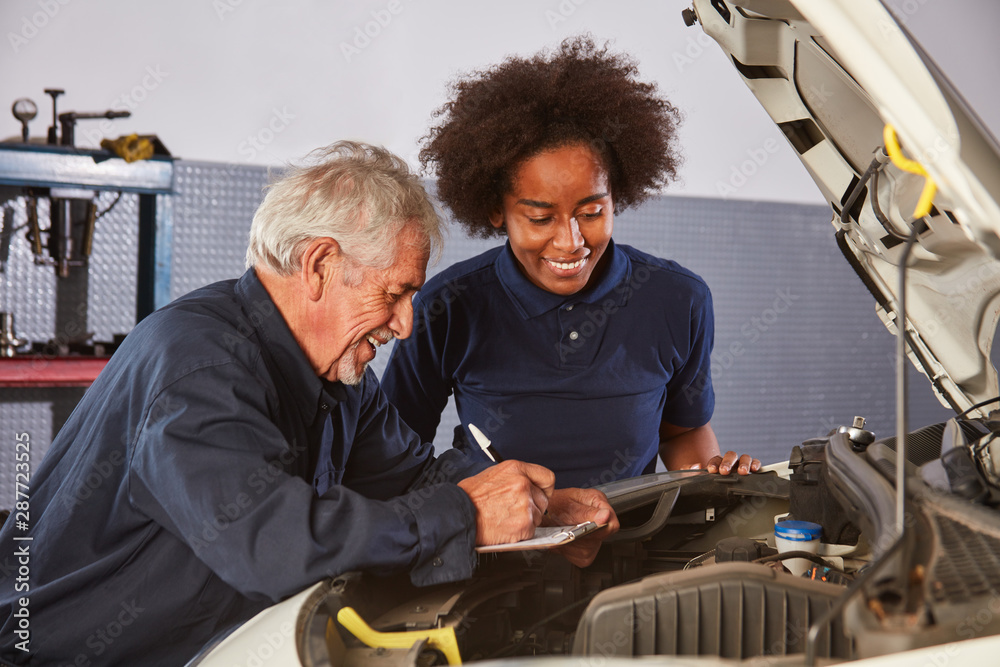 Meister und afrikanische Frau als Mechatroniker Lehrling