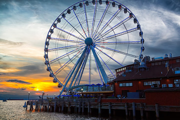 Fototapete - The ferris wheel on the waterfront of Seattle, Washington in late afternoon light