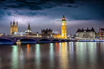 Fototapete - Blick auf den beleuchteten Westminster Palast mit Big Ben Turm an der Themse bei Gewitter und Sturm in London, Großbritannien
