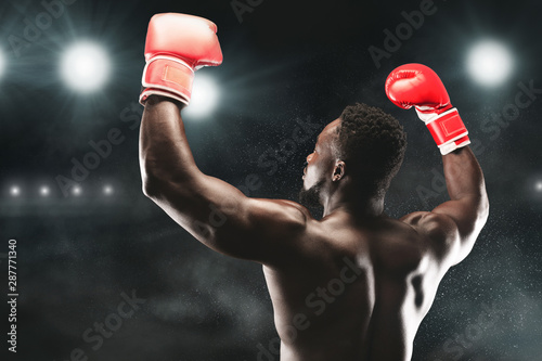 Fotografía African american boxing champion raising hands up