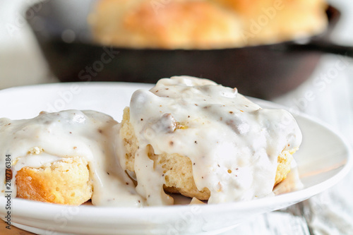 Fotografía American biscuits from scratch covered with thick white sausage gravy