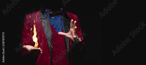 Fotografía Magician shows trick with fire burn from palms hands