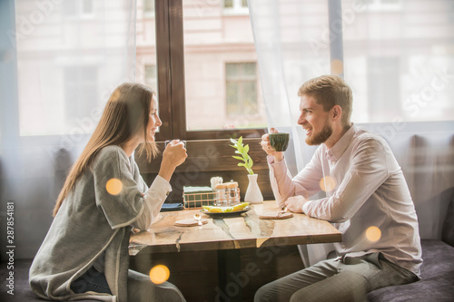 Fotografía loving couple guy and girl on a date in a cafe