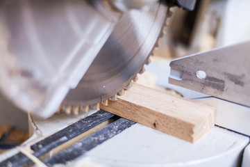 Kappsäge Holzzuschnitt mit Säge mit Sägeblatt Holzstück in Werkstatt Holz kappen, kürzen