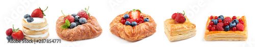 Fotomural Set of fresh delicious puff pastries with sweet berries on white background