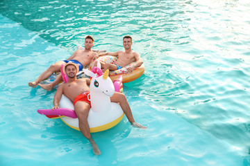 Canvas Print - Happy young friends relaxing in swimming pool