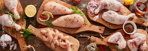 Fotomural Panorama banner of raw chicken portions