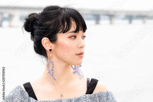 Cuadros en Lienzo ピアスを着けた女性のポートレート