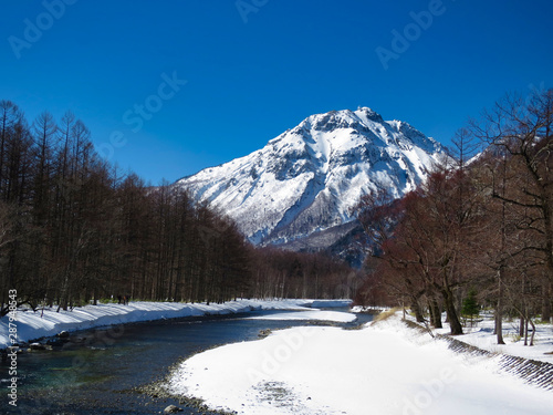 上高地 河童橋 焼岳 雪山 残雪 雪 青空 Stock Photo Adobe Stock