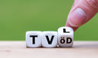 Hand dreht einen Würfel und ändert die Abkürzung TV-L (Tarifvertrag für den öffentlichen Dienst der Länder) in TVöD (Tarifvertrag für den Öffentlichen Dienst), oder umgekehrt.