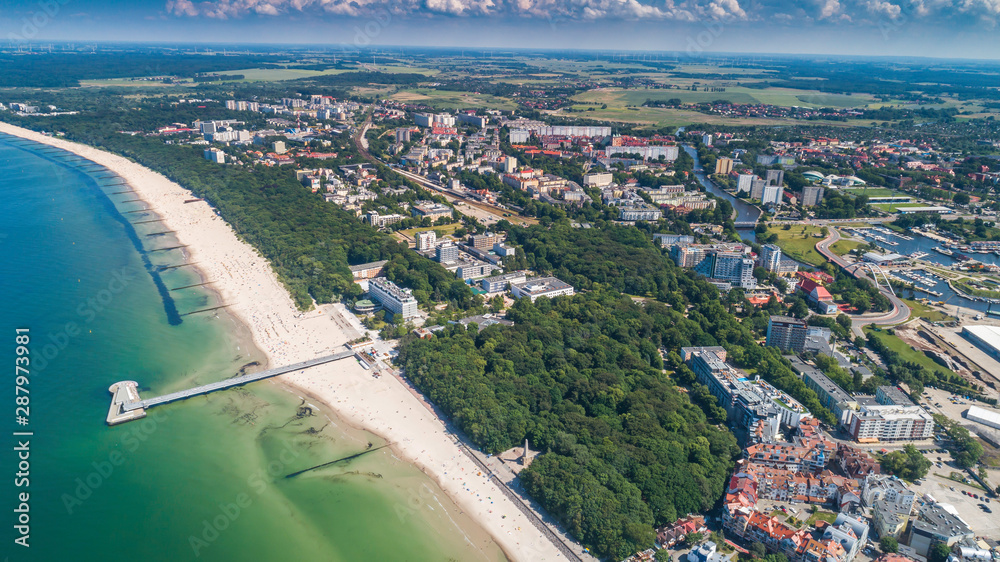Kołobrzeg – piękne miasto i uzdrowisko nad Morzem Bałtyckim z lotu ptaka - obrazy, fototapety, plakaty 