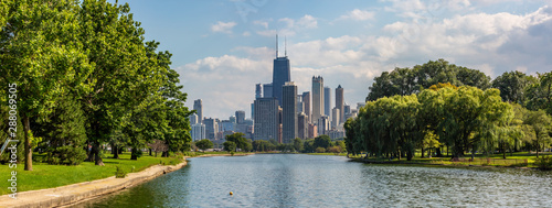 Cuadros en Lienzo Panoramic view of Lincoln Park and the Chicago skyline.