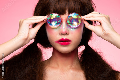 Fotografía Fashion Model looks at camera for shooting new collection Sunglasses