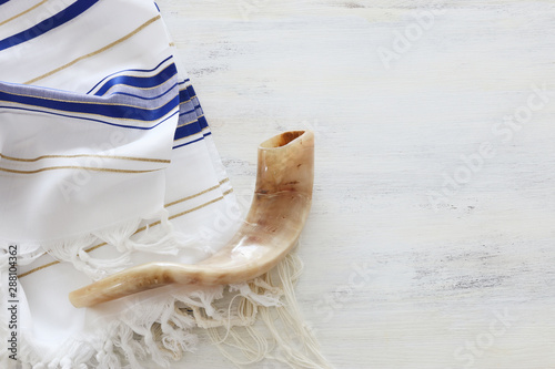 Cuadros en Lienzo religion image of shofar (horn) on white prayer talit