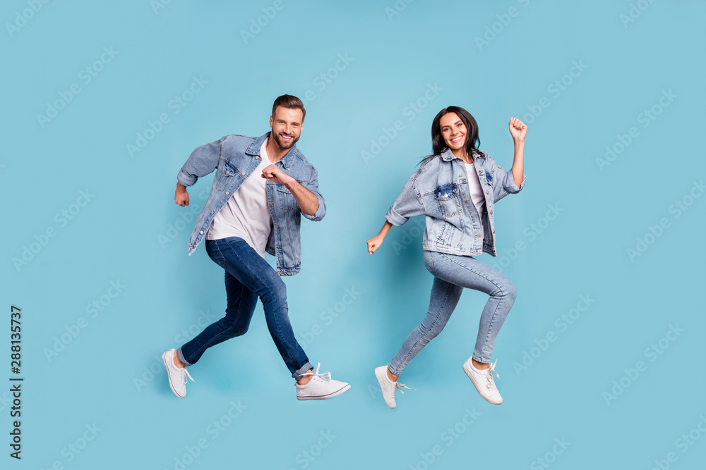 Full length body size photo of rejoicing couple of friends running towards shopping mall for sales while isolated with blue background - obrazy, fototapety, plakaty 