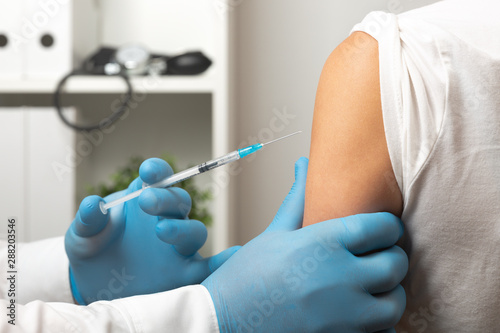 Fotomural Doctor giving patient vaccine, flu shot
