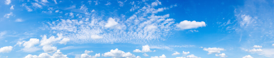 Wall Mural - Panorama eines blauen Himmels mit Wolken als Hintergrund