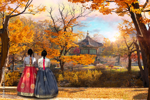 Fotografía Young Girls with Korean national dress at Gyeongbokgung palace, Hyangwonjeong Pavilion, in autumn Seoul,South Korea