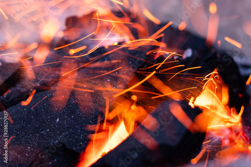 Fotografía Close up view of glowing flying sparks hot fire flame from hot bonfire charcoal