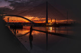 Fototapeta Mosty linowy / wiszący - Wschód słońca nad rzeką, krajobraz miejski, mosty. 