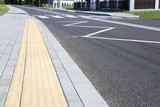Fototapeta  - Droga asfaltowa, chodnik, przejście dla pieszych w obszarze zabudowanym.