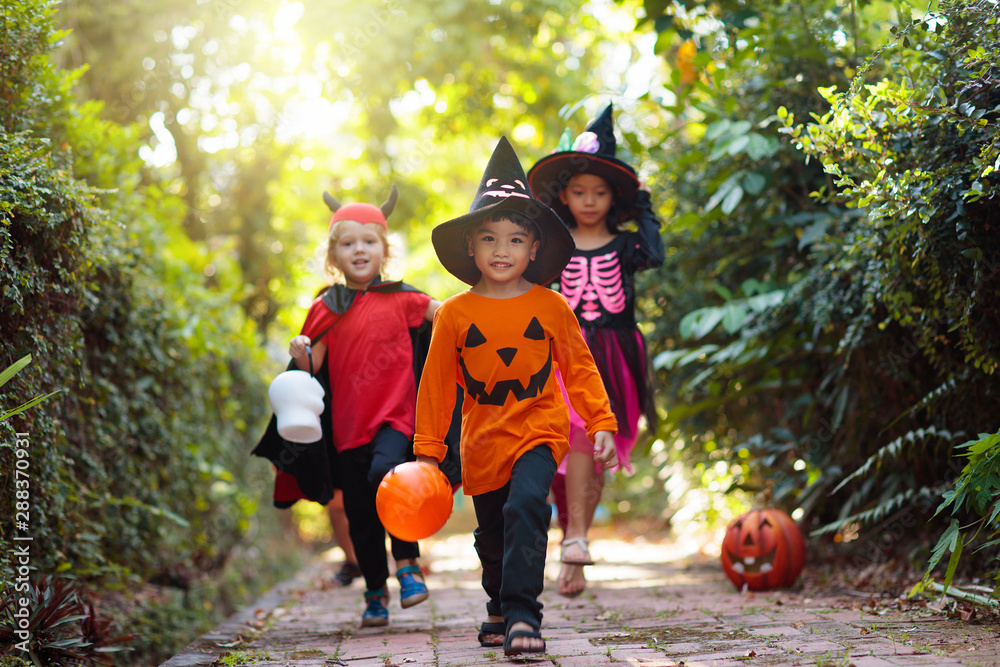 Kids trick or treat. Halloween fun for children. - obrazy, fototapety, plakaty 