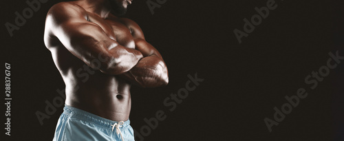 Cuadros en Lienzo Cropped image of african american bodybuilder with arms crossed