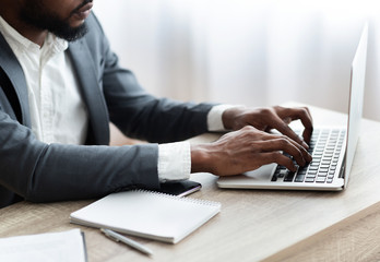 Aufkleber - African American employee working on laptop in modern office