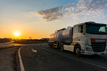 Canvas Print - Camion cisterna de mercancias peligrosas