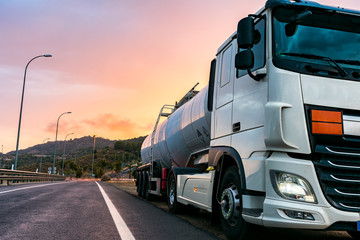 Canvas Print - Camion cisterna de mercancias peligrosas