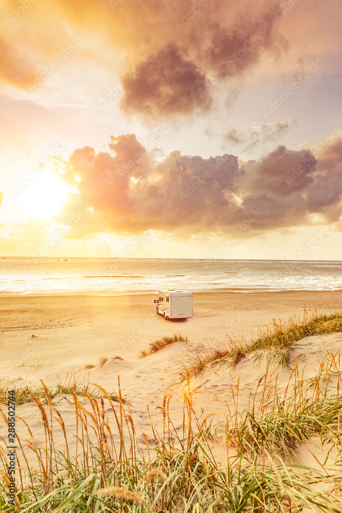 Wohnmobil am Strand in Rømø, Dänemark - obrazy, fototapety, plakaty 