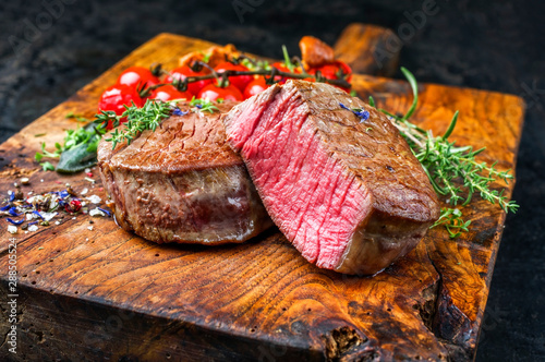 Cuadros en Lienzo Gebratene dry aged Rinderfilet Steak Medallions natur mit Tomaten und Pfifferli