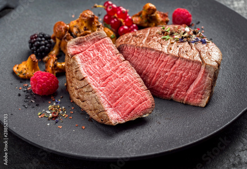 Fotografía Fried dry aged beef fillet chateaubriand medallion steak natural with chanterell