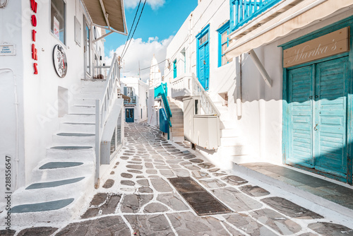Obraz uliczka Grecka   typowa-grecka-architektura-w-bialych-brukowanych-uliczkach-miasta-mykonos-stare-domy