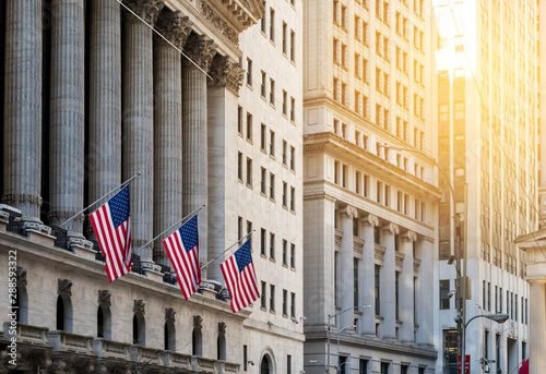 Fotomural American flags flying in front of the historic buildings of Wall Street in the f