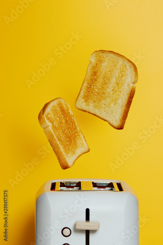 Cuadros en Lienzo Slices of toast jumping out of the toaster