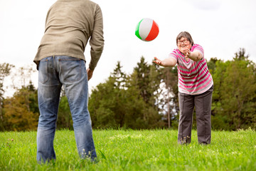 Sticker - Geistig behinderte Frau spielt mit einem Ball, Geschicklichkeit und Konzentration durch Spiele