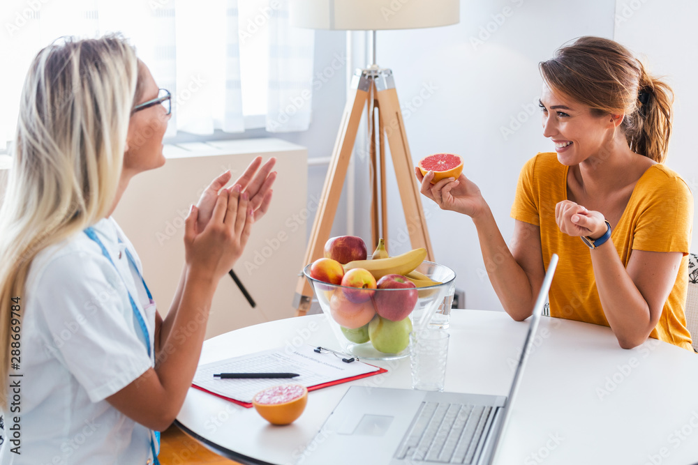 Professional nutritionist meeting a patient in the office and healthy fruits with tape measure, healthy eating and diet concept - obrazy, fototapety, plakaty 