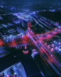 Stadtansicht von Berlin bei Nacht mit Verkehrslichtern